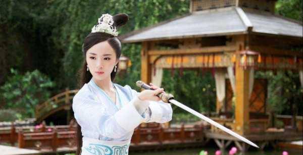 现在胡冰卿是唐人一姐吗，为什么她的资源那么好？