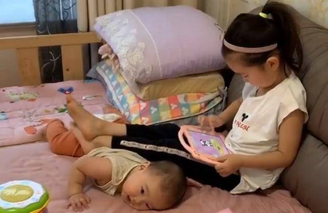 超和谐二胎姐弟走红，父母这么做，可防止二宝被大宝欺负
