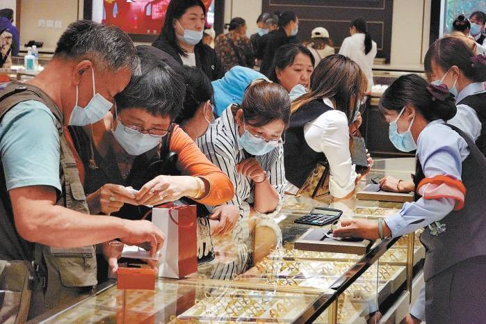 金价升至历史新高，市场迎来消费旺季，黄金短期将维持强势震荡格局