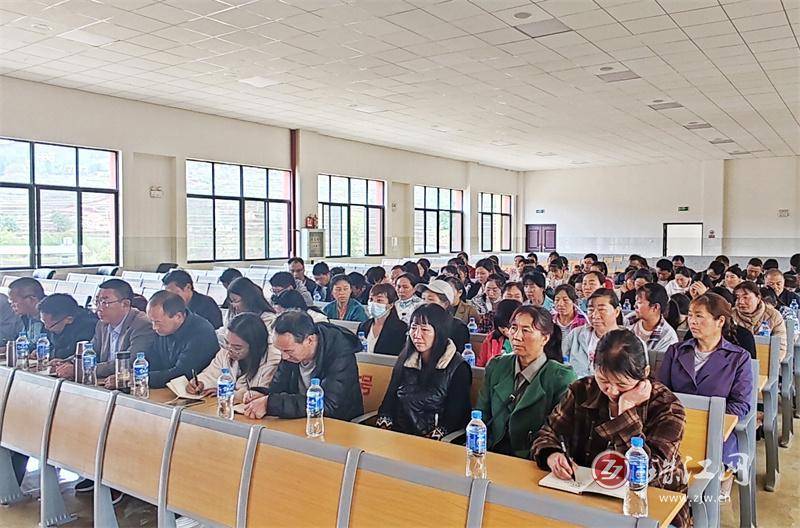 得禄乡中心学校召开食堂从业人员培训会