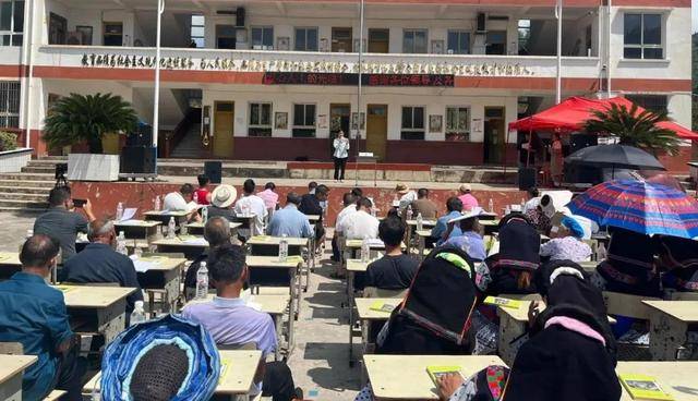 关岭坡头村圆梦助学基金协会举办捐资助学活动