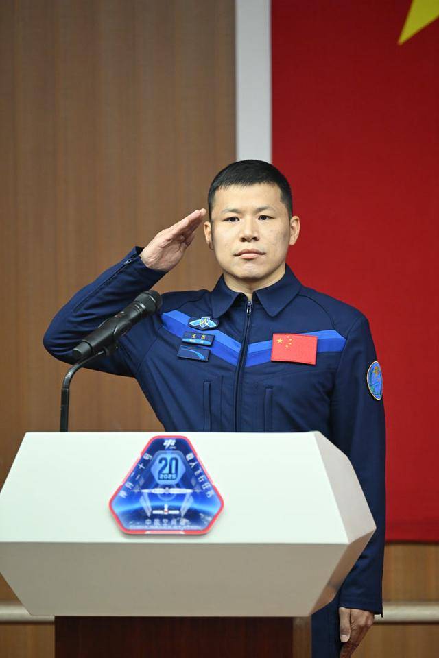 王杰：从设计飞行器到乘坐飞船飞天