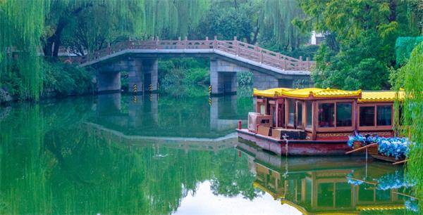 秋色满城 历下有约丨雨润泉城，双节同庆，天下第一泉邀您共赏烟雨诗画
