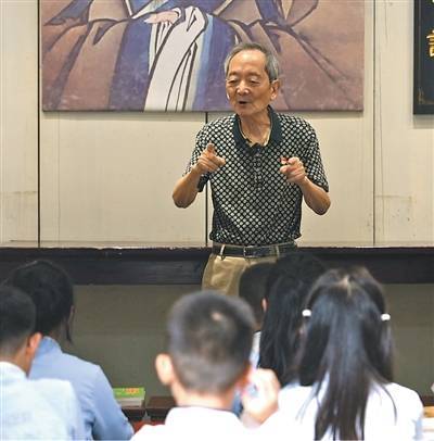 江苏无锡退休教师华介友几十年坚持传承中华优秀传统文化