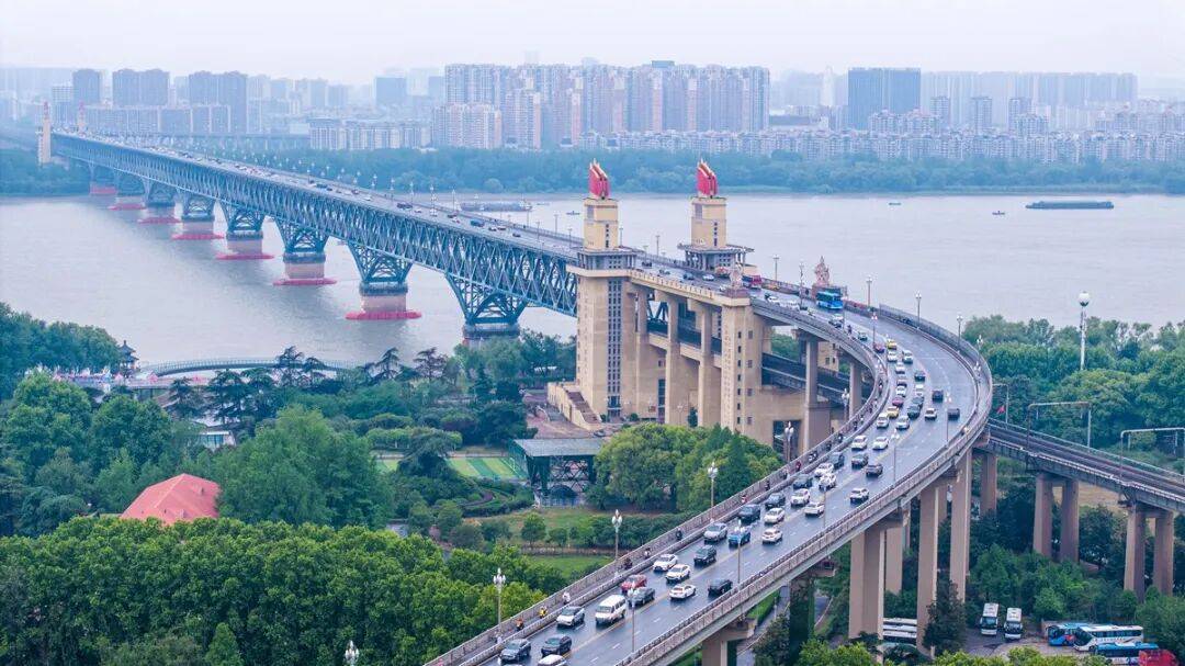 消费十强城市洗牌，中西部的逆袭？