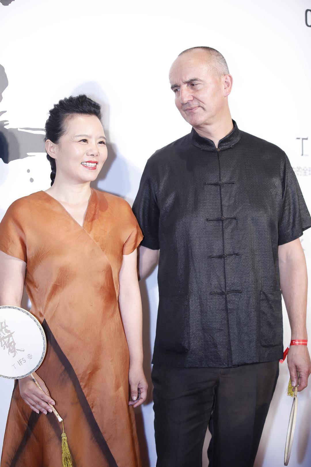 龚琳娜称曾送100多件礼物挽回婚姻：你觉得我卑微吗？