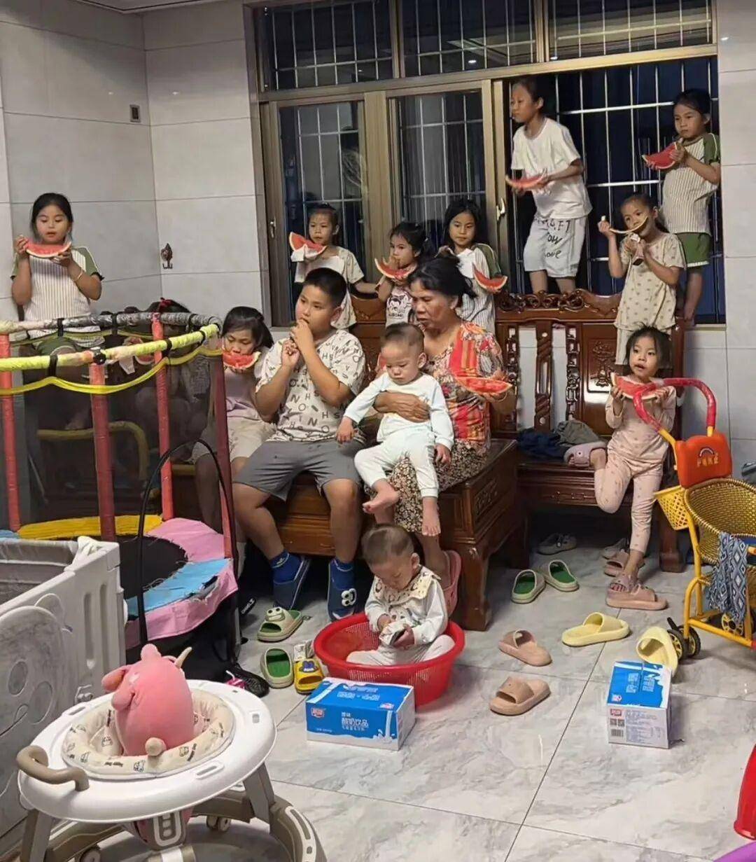 广东湛江一网友分享73岁母亲带着三十多个孙子孙女玩的视频，获多名网友祝福：像孙悟空的猴子猴孙