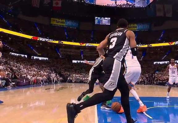 NBA西决现争议判罚:雷霆球员疑脚碰球出界仍获球权,马刺抗议后吃技犯